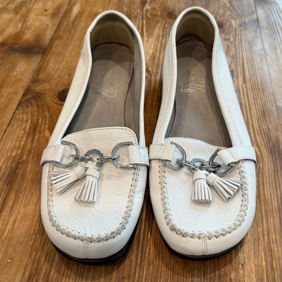 Aerosoles Super Soft White Leather Loafers Tassels &‎ Chain Women’s 9.5 EUC - Picture 2 of 8